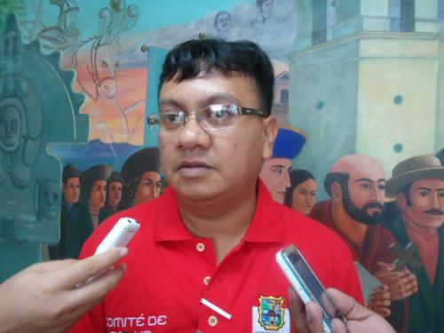 En la banqueta despacha el director del centro de salud de Altamira